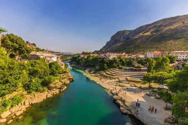 11 de julho de 2016: O rio Neretva atravessa a cidade velha de Mostar — Fotografia de Stock
