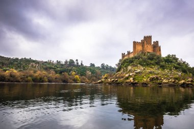 04 Ocak 2017: Panoramik Almourol Ortaçağ Kalesi Ribatejo, Portekiz