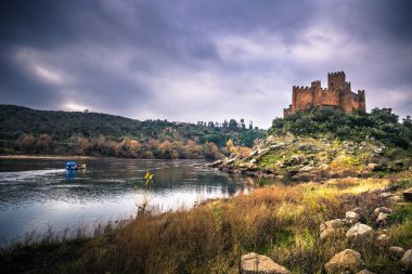 04 Ocak 2017: Panoramik Almourol Ortaçağ Kalesi Ribatejo, Portekiz