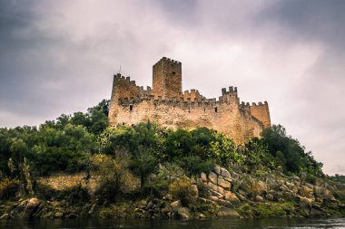 04 Ocak 2017: Panoramik Ortaçağ Kalesi Almourol, Portekiz