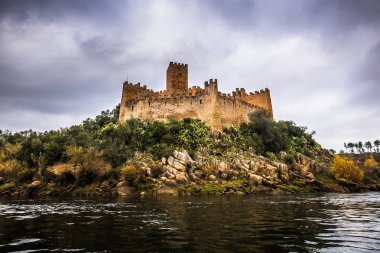 04 Ocak 2017: Panoramik Ortaçağ Kalesi Almourol, Portekiz