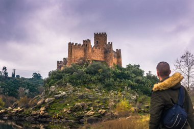 04 Ocak 2017: Panoramik Almourol Ortaçağ Kalesi Ribatejo, Portekiz
