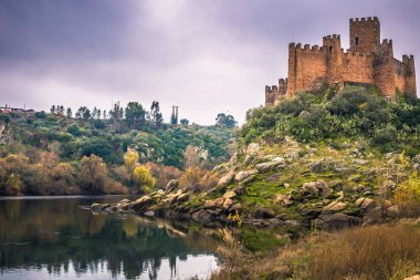 04 Ocak 2017: Panoramik Almourol Ortaçağ Kalesi Ribatejo, Portekiz