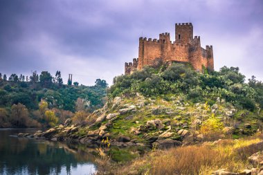 04 Ocak 2017: Panoramik Ortaçağ Kalesi Almourol, Portekiz