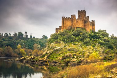 04 Ocak 2017: Panoramik Ortaçağ Kalesi Almourol, Portekiz