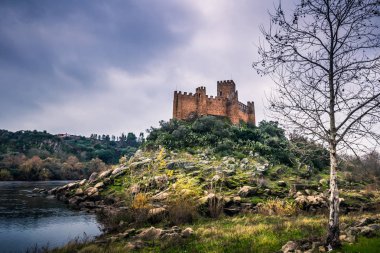 04 Ocak 2017: Panoramik Almourol Ortaçağ Kalesi Ribatejo, Portekiz