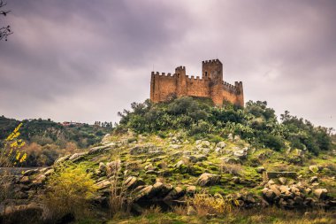 04 Ocak 2017: Panoramik Almourol Ortaçağ Kalesi Ribatejo, Portekiz