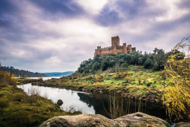 04 Ocak 2017: Panoramik Ortaçağ Kalesi Almourol, Portekiz