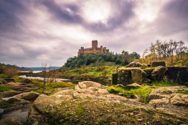 04 Ocak 2017: Panoramik Almourol Ortaçağ Kalesi Ribatejo, Portekiz