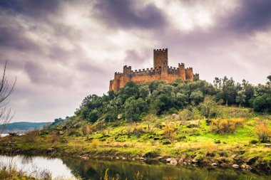 04 Ocak 2017: Panoramik Almourol Ortaçağ Kalesi Ribatejo, Portekiz