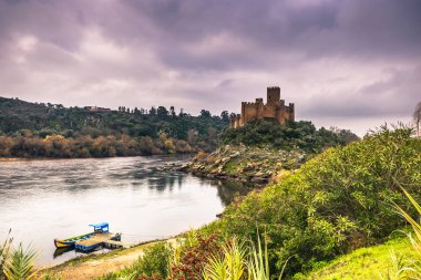 04 Ocak 2017: Panoramik Almourol Ortaçağ Kalesi Ribatejo, Portekiz