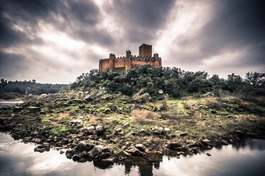 04 Ocak 2017: Panoramik Almourol Ortaçağ Kalesi Ribatejo, Portekiz
