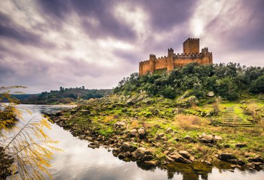 04 Ocak 2017: Panoramik Almourol Ortaçağ Kalesi Ribatejo, Portekiz
