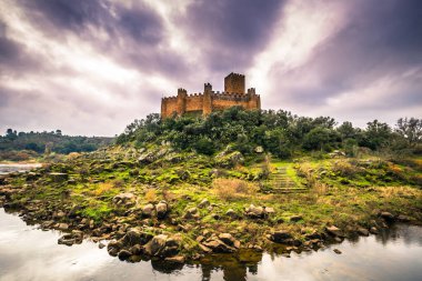 04 Ocak 2017: Panoramik Ortaçağ Kalesi Almourol, Portekiz
