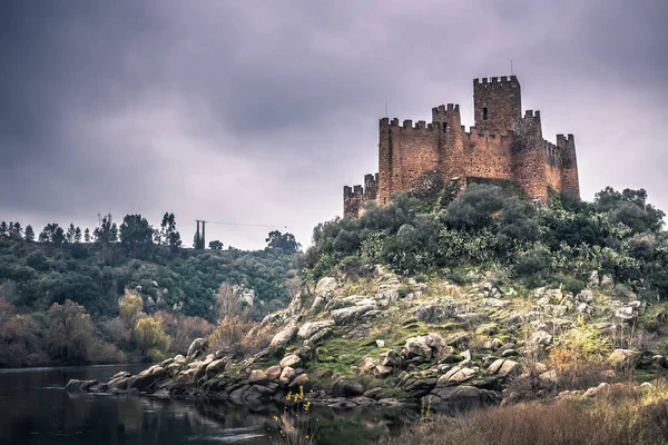 2017. január 04.: Panorámás kilátás nyílik a középkori vár Almourol, Portugália — Stock Fotó