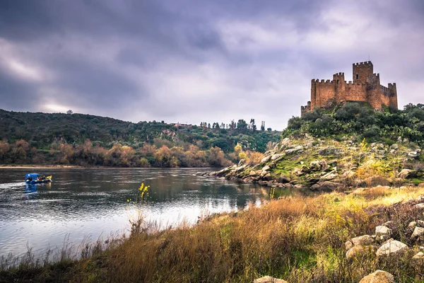 2017 年 1 月 4 日︰ Almourol，葡萄牙的中世纪城堡的全景视图 — 图库照片