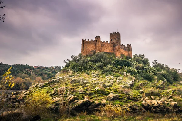 04 Ocak 2017: Panoramik Almourol Ortaçağ Kalesi Ribatejo, Portekiz