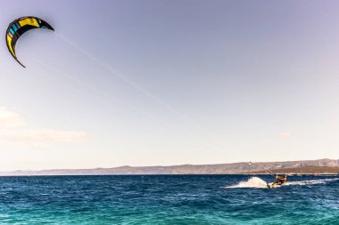 18 Temmuz 2016: Bir uzak rüzgar-sörfçü Bol, Hırvatistan Beach