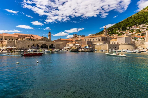 17 de julho de 2016: Panorama do porto de Dubrovnik, Croácia — Fotografia de Stock