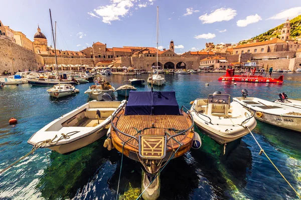 July 17, 2016: Boats in the docks of Dubrovnik, Croatia — Stock Photo, Image