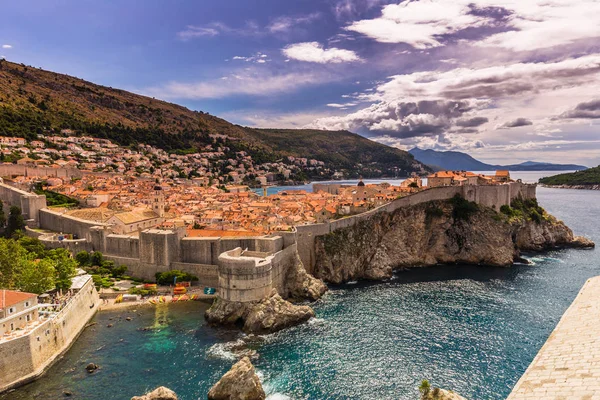 16 de julho de 2016: O porto da antiga cidade fortificada de Dubrovnik — Fotografia de Stock