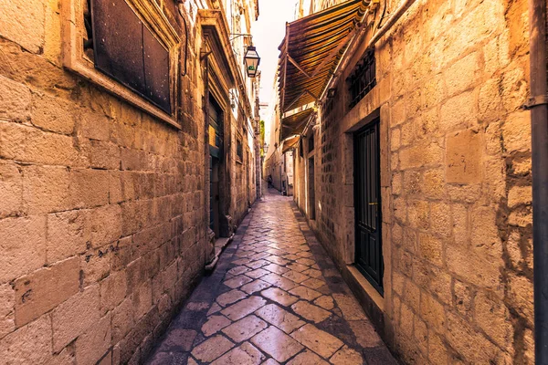 Július 17-én, 2016: Egy keskeny cobblstone utca a régi város Dubrovnik a — Stock Fotó