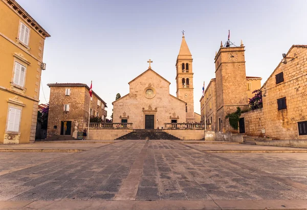 July 18, 2016: Panorama of the church of the town of Supetar — Stock Photo, Image