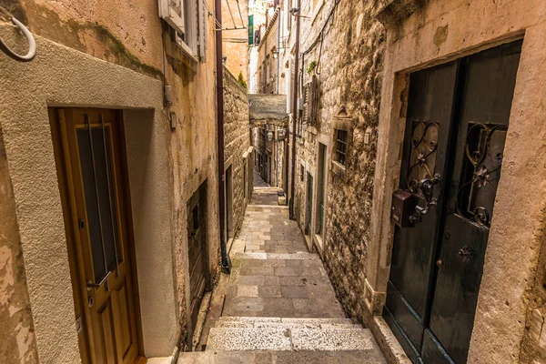 July 16, 2016: A narrow street in the old town of Dubrovnik, Croatia — Stock Photo, Image