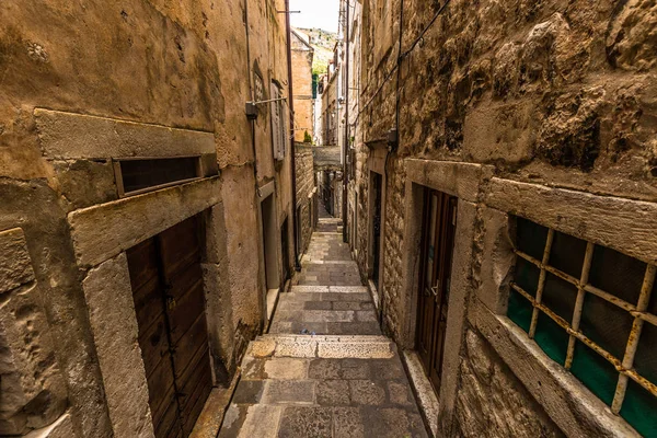16 июля 2016 г.: Улица старого города Дубровник, Хорватия — стоковое фото