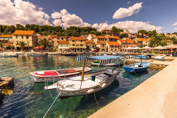 19. Juli 2016: Dorf auf der Insel Solta, Kroatien — Stockfoto