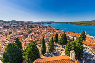 20 Temmuz 2016: Geniş açı çekim eski kasaba Sibenik, Hırvatistan