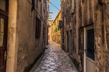 20 Temmuz 2016: Arnavut kaldırımı sokak Sibenik, Hırvatistan'ın eski şehir