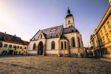 23 Temmuz 2016: Saint Mark Kilisesi alacakaranlıkta Zagreb, Hırvatistan
