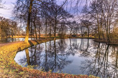 04 Aralık 2016: Bir su birikintisi Gardens Roskilde, Danimarka
