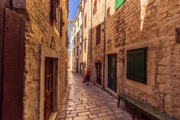 July 20, 2016:  An old lady in the cobblestone streets of the old town of Sibenik, Croatia — Stock Photo, Image