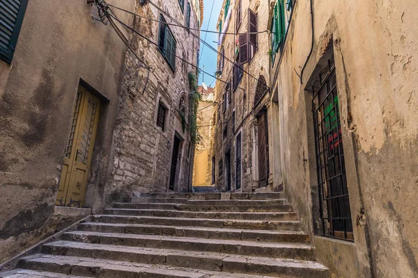 20 Temmuz 2016: Sibenik, Hırvatistan'ın eski şehir dar bir yol