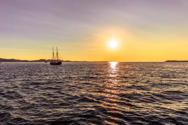 20 de julho de 2016: Um veleiro ao pôr-do-sol em Zadar, Croácia — Fotografia de Stock
