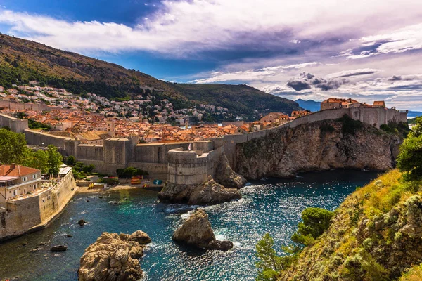 16 de julho de 2016: A antiga cidade fortificada de Dubrovnik, Croácia — Fotografia de Stock