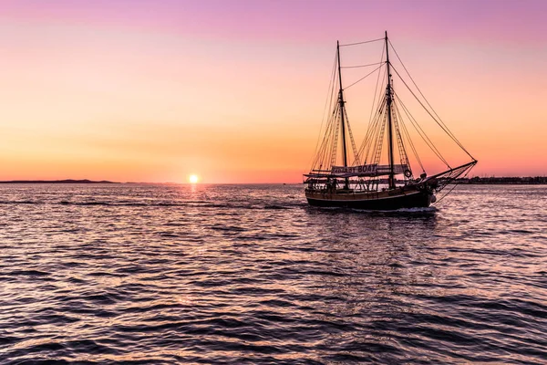 20 de julho de 2016: Um barco de passeio à vela ao pôr-do-sol em Zadar, Croácia — Fotografia de Stock