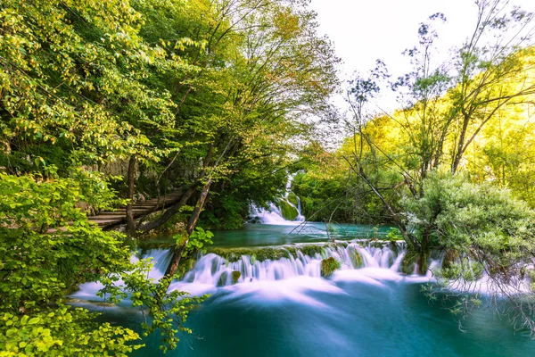 21 juli 2016: Waterval van de Plitvice meren Nationaal Park, Kroatië — Stockfoto