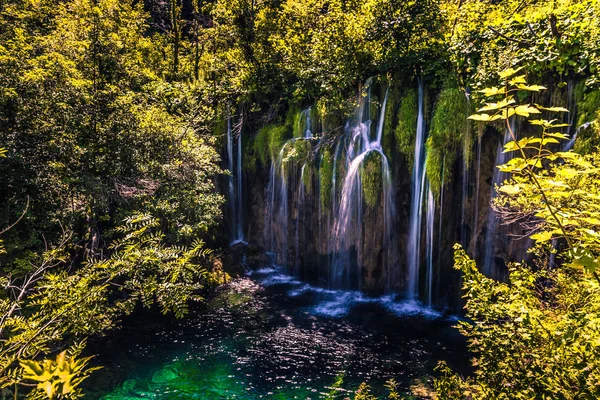 21. Juli 2016: Kaskaden des Nationalparks Plitvicer Seen, Kroatien — Stockfoto
