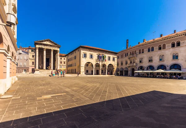 22 de julio de 2016: Plaza del casco antiguo de Pula, Croacia — Foto de Stock