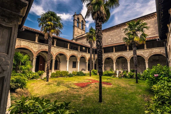 22 Temmuz 2016: İç avlu bir manastır Pula, Hırvatistan