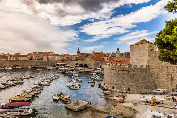 July 16, 2016: The harbor area ofthe old town of Dubrovnik, Croatia — Stock Photo, Image