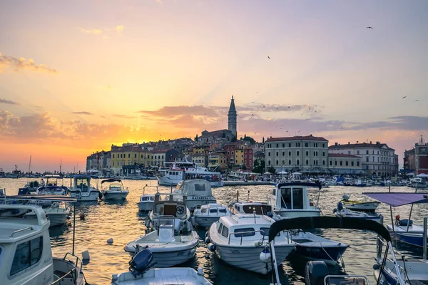 22 Temmuz 2016: Alacakaranlıkta Rovinj, Hırvatistan tekneler