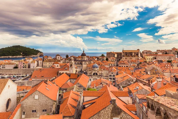 July 16, 2016: Dubrovnik old town seen from the ancient city walls — Stock Photo, Image