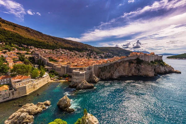 16 de julho de 2016: A antiga cidade fortificada de Dubrovnik, Croácia — Fotografia de Stock