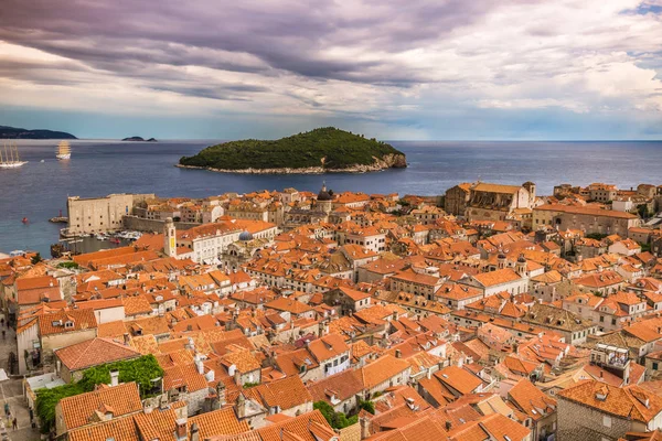 July 16, 2016: Panorama of the old town of Dubrovnik — Stock Photo, Image