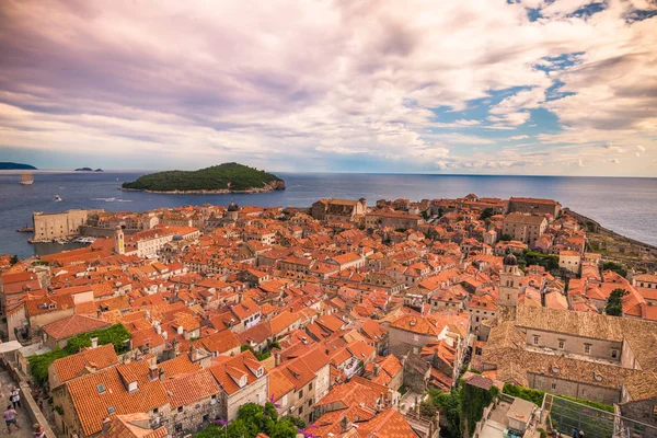July 16, 2016: Wide angle shot of the old town of Dubrovnik — Stock Photo, Image