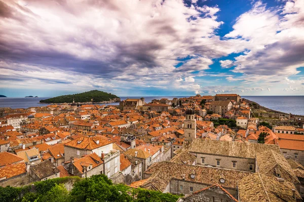 July 16, 2016: The sky above Franciscan Monastery in Dubrovnik — Stock Photo, Image